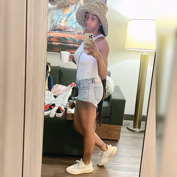 YEEZY Boost 350 V2 'Light' - Picture 2 of 6